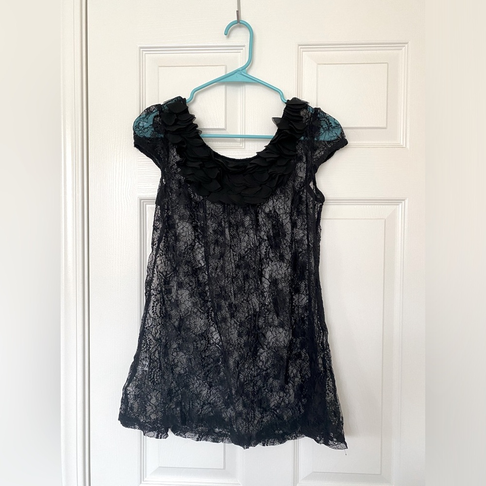 ✅ 3 for $8 Women’s lace vest with flowers all over - size S